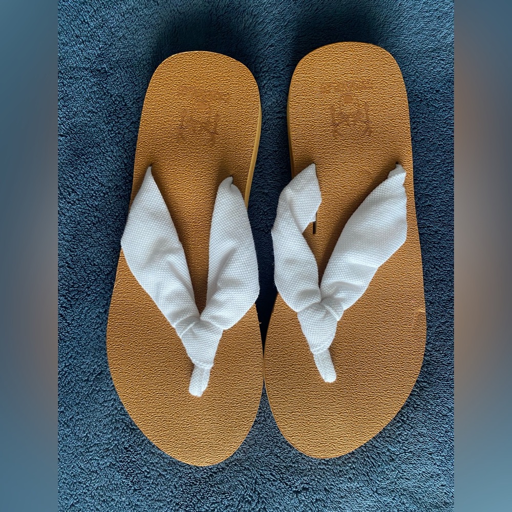 NEW!! Kuailu white flip flop sandals